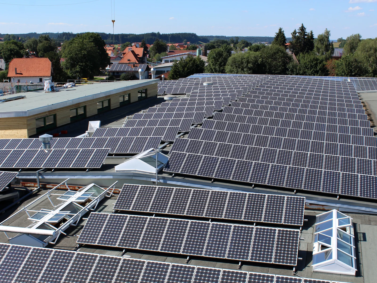 Groot industrieel dak volledig bedekt met zonnepanelen